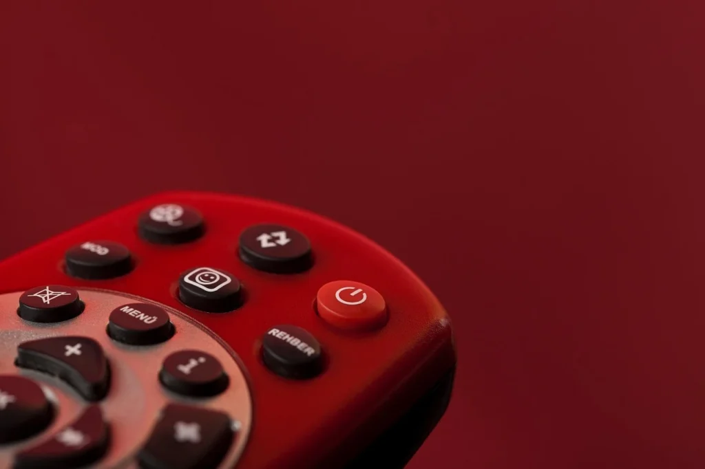 Fernbedienung in der Hand – Zugangsdaten in der Player-App am Fernseher eingeben