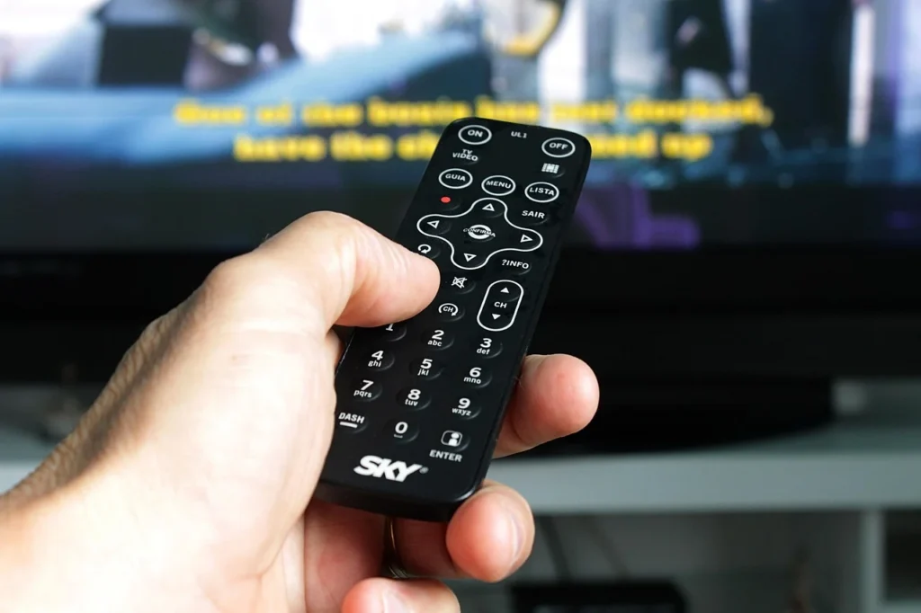 Fernbedienung vor dem Fernseher – Fire TV Stick langsam, was hilft