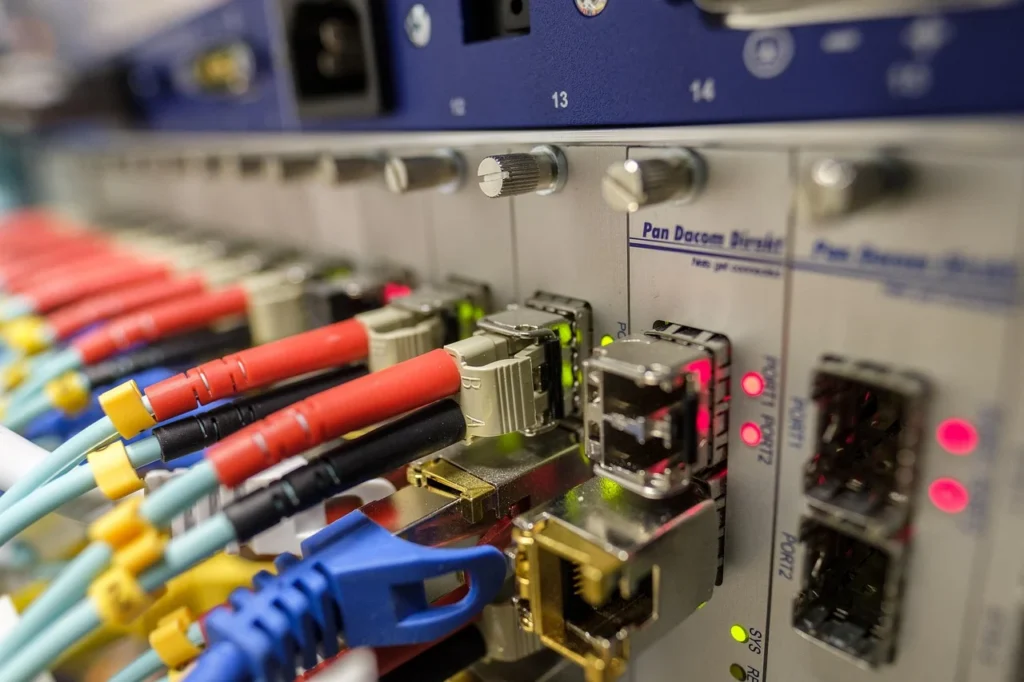 Glasfaser- und Netzwerkkabel am Router – Anschlussart beeinflusst die Stabilität beim Streaming