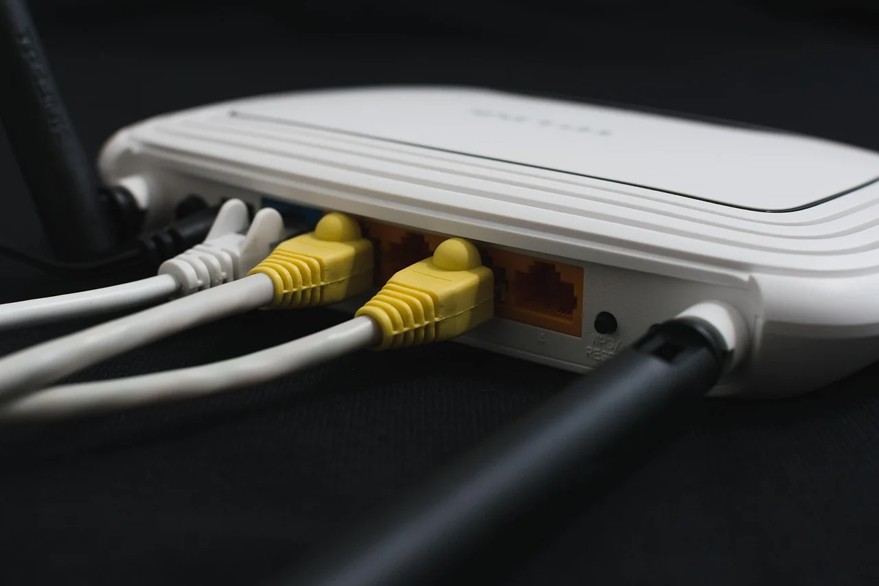 WLAN-Router mit Antennen – die Internetgeschwindigkeit für IPTV hängt stark vom Heimnetz ab
