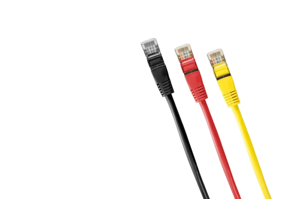 LAN-Kabel mit RJ45-Stecker – eine Kabelverbindung zum TV verhindert Bildaussetzer