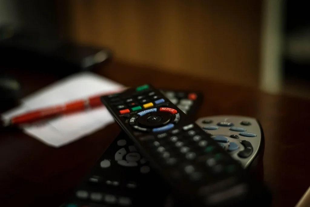 Fernbedienung auf dem Tisch – Programmübersicht (EPG) aktualisieren