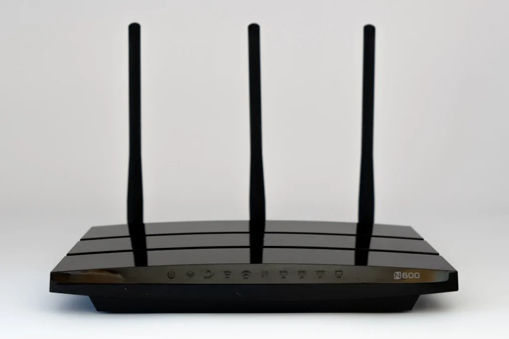 WLAN-Router mit Antennen – stabile Internetverbindung für IPTV-Streaming